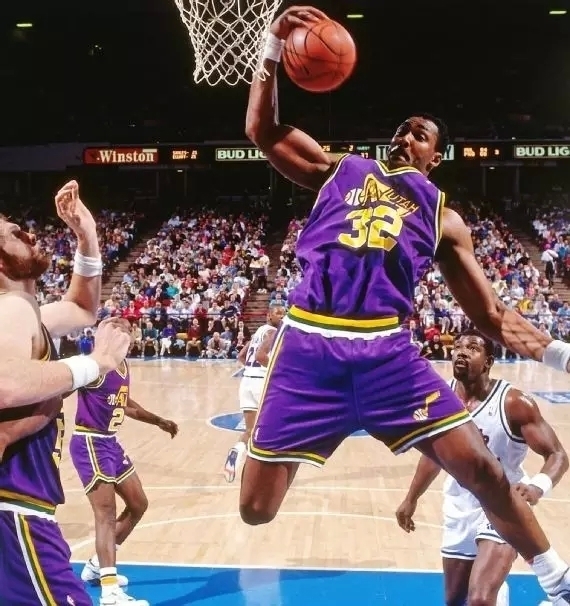 另一端是 另一端是